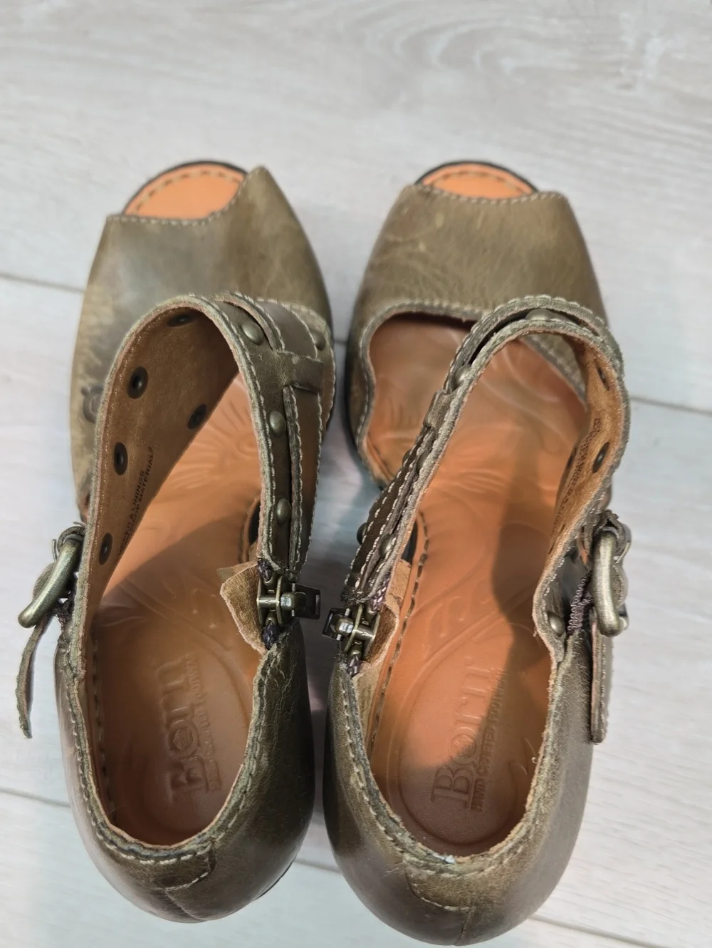 Born Women’s Distressed Leather Olive Green Chunky Heel Sandals Shoes Sz 7